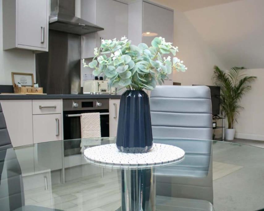 Luxe Living Guest House-Sleeps 6-Private Parking-Free Wifi-Beach-City Swansea Eksteriør billede