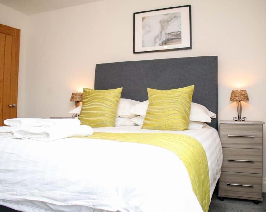 Luxe Living Guest House-Sleeps 6-Private Parking-Free Wifi-Beach-City Swansea Eksteriør billede