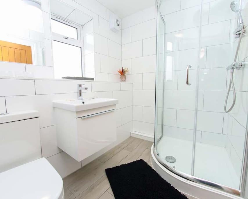 Luxe Living Guest House-Sleeps 6-Private Parking-Free Wifi-Beach-City Swansea Eksteriør billede