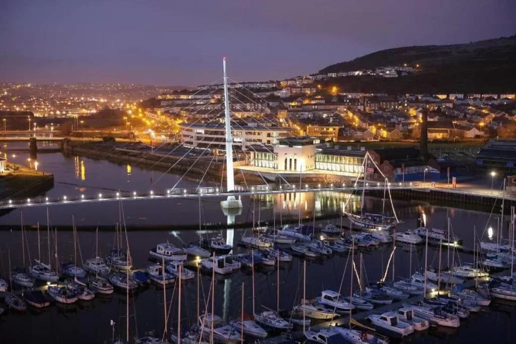 Luxe Living Guest House-Sleeps 6-Private Parking-Free Wifi-Beach-City Swansea Eksteriør billede