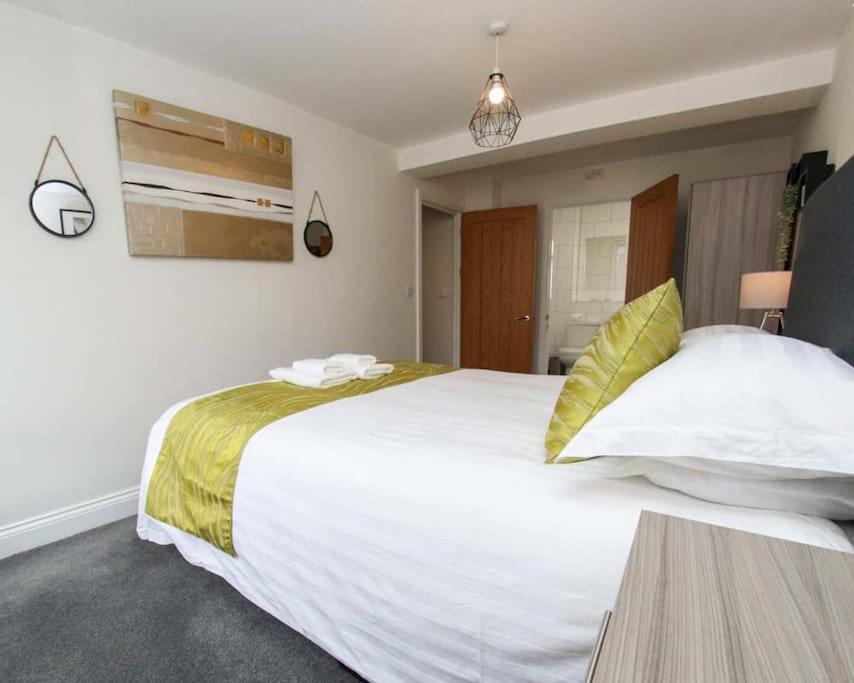 Luxe Living Guest House-Sleeps 6-Private Parking-Free Wifi-Beach-City Swansea Eksteriør billede